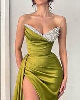 Hermoso vestido de fiesta largo de sirena sin mangas de satén con perlas y abertura